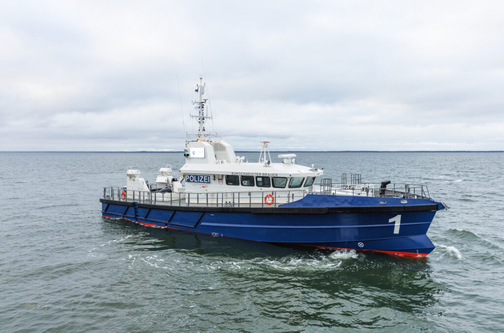 Crew training on new hybrid patrol vessels for the pilots of Hamburg water police