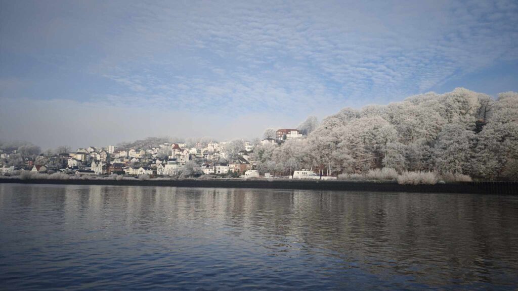 Crew training with a picturesque view of the River Elbe